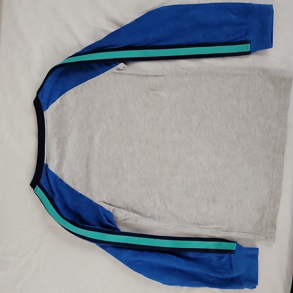 Carters long sleeve t-shirt, boys size 6, front pocket, textured sleeve stripes. - Picture 3 of 3